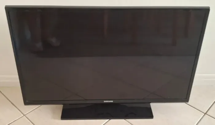 Vendo (TV SAMSUNG 32 - NÃO É SMART)