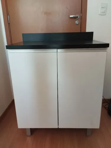 Balcão Multiuso Branco com Tampo Preto - 2 Portas<br>R$ 250,00