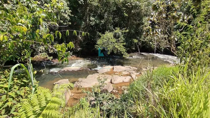 SÍTIO COM RIO DE ÁGUAS CRISTALINAS Á VENDA EM QUELUZ -SP