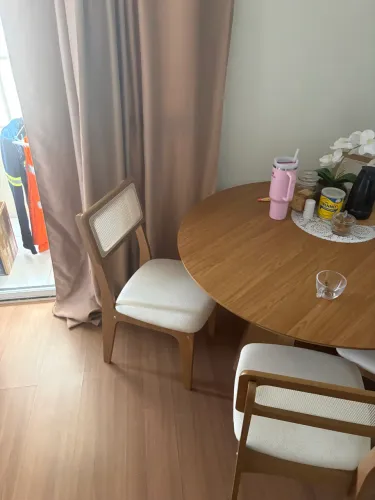 Mesa com 4 cadeiras