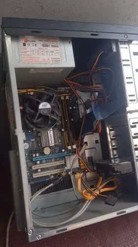 Torre de computador hd 500 ,2 memórias de 2GB ,não sei se liga