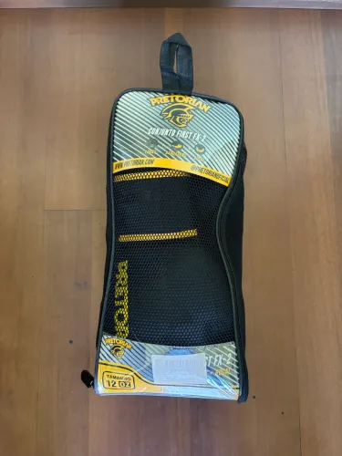 VENDO LUVA MUAY THAI - 12oz. NOVA, usada uma vez.