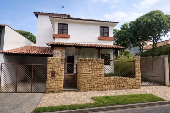 Casa imponente com 5 quartos | 3 banheiros | 8 vagas | Bairro Planalto