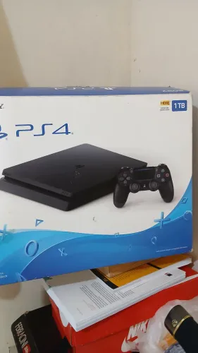 Ps4 1tb na caixa + 2 controles + base para carregar 