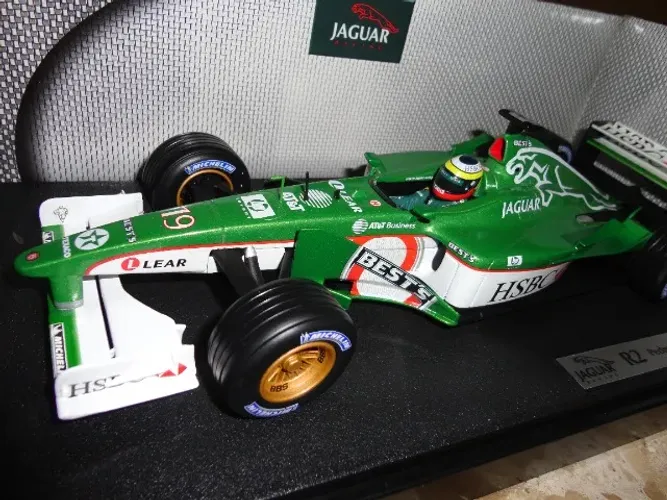 Hot Wheels 1/18 Jaguar 2001 R2 Pedro de la Rosa