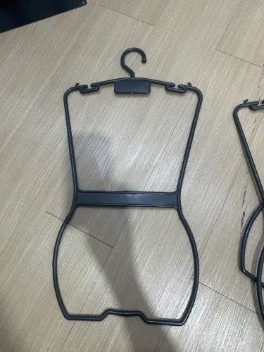 60 Cabides de plástico corpinho infantil na cor preto