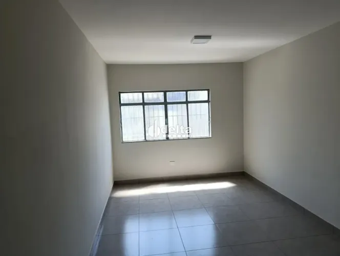 Casa comercial com 4 quartos disponível para locação no bairro Centro em Uberlândia-MG.