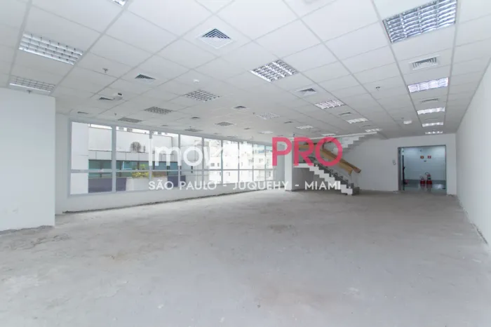 Sala comercial de 335m², localizada em Moema, com 6 vagas.