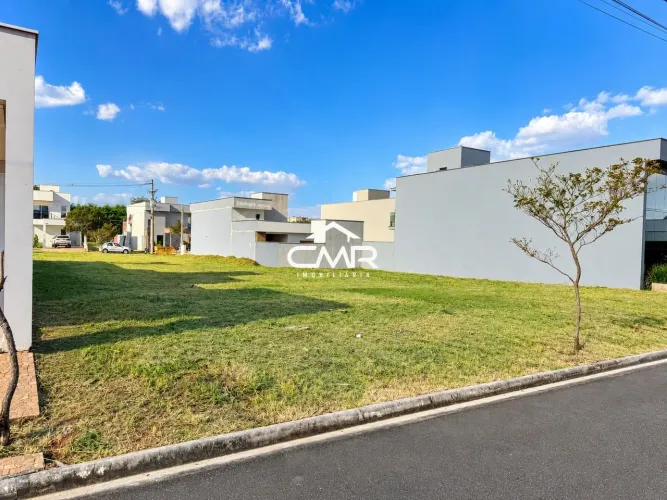Terreno em condomínio, topografia plana, pronto para construir.