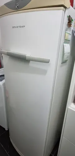 Geladeira em bom estado de conservação