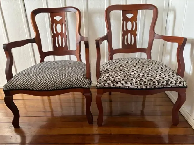 duas cadeiras de madeira com assento estofado com tecido Quaker (reformadas)