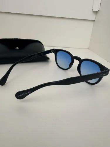 Óculos de sol Shades Word ( Barcelona ) lente azul degradê, haste preta 