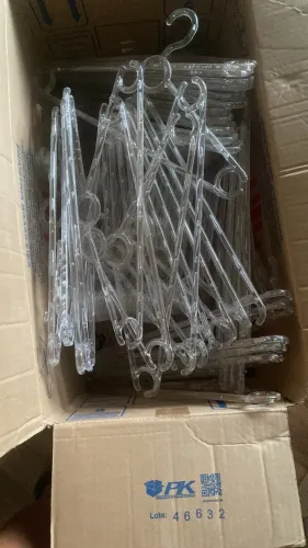 Caixa com +100 Cabides Transparentes - Ótimo Estado - Curitiba