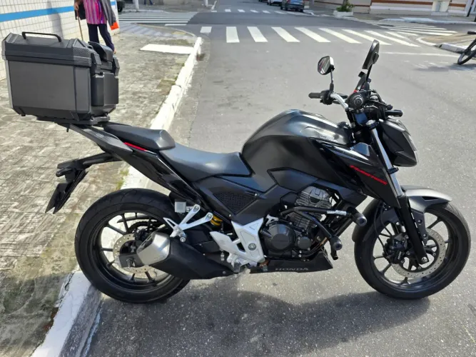 HONDA/CB300F TWISTER PRETA abaixo da tabela + Acessórios 