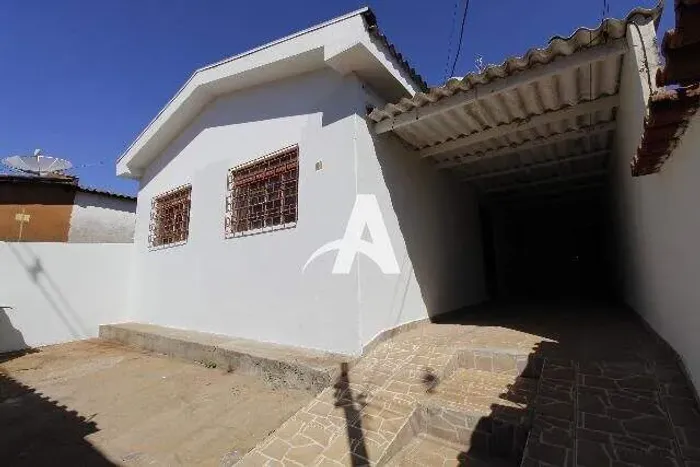 Casa para aluguel, 3 quartos, 2 vagas, Santa Mônica - Uberlândia/MG