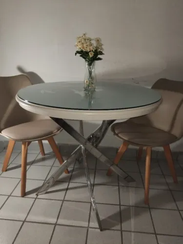 Mesa em aço inox e vidro