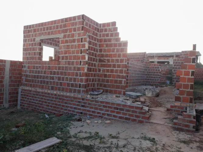 Vendo terreno com casa em construção no Condomínio Império Village, em Monte Alegre/RN.