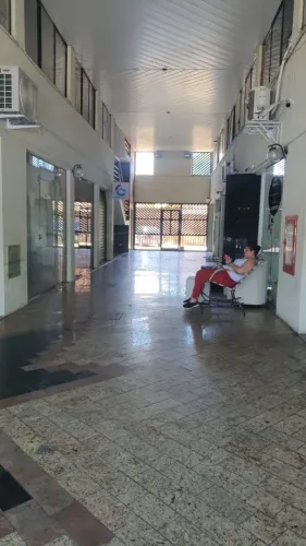 Alugo de forma facilitada, sala no Centro Commerciale - AV. CENTRAL