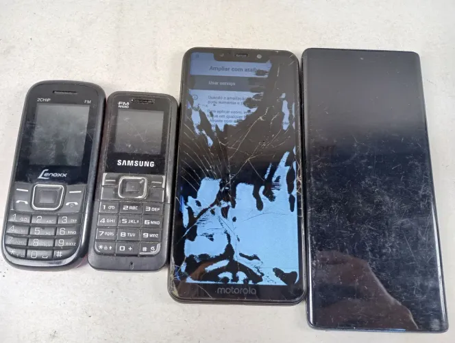 Lote com 4 Celulares Motorola, Samsung e Lenoxx - Peças ou Conserto