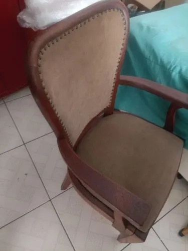 Vendo cadeira madeira reforçada antiga mas conservada