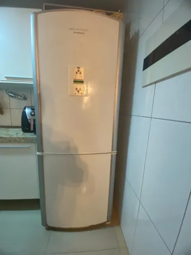geladeira Inverse de duas portas, com freezer na parte inferior