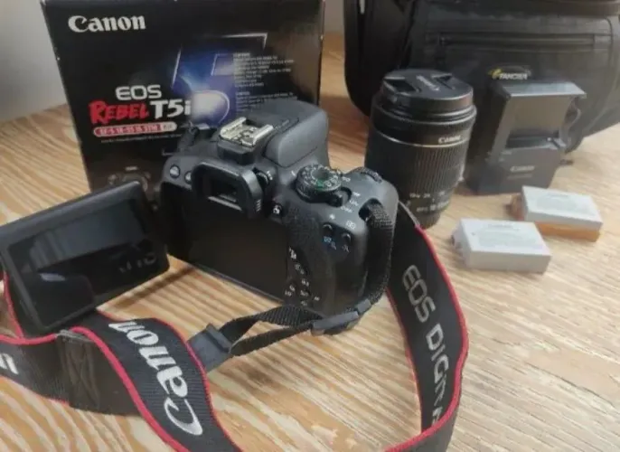Canon EOS Rebel T5i + Lente EF-S 18-55 + 2 baterias + carregador c/ cabo + case