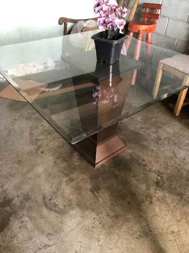 Mesa com base de madeira e tampo de vidro bisotado 
