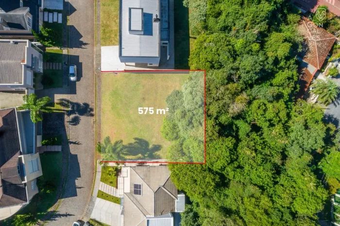 Terreno em Condomínio fechado com 575m² , Plano, Butiatuvinha, Curitiba.