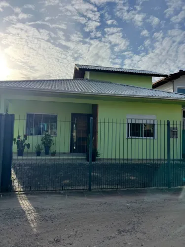 Casa na Barra da Lagoa com 2 Suítes e Conforto para sua Família