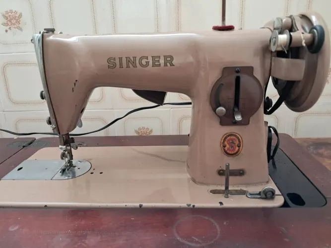 Antiquário - Máquina de costura Singer.