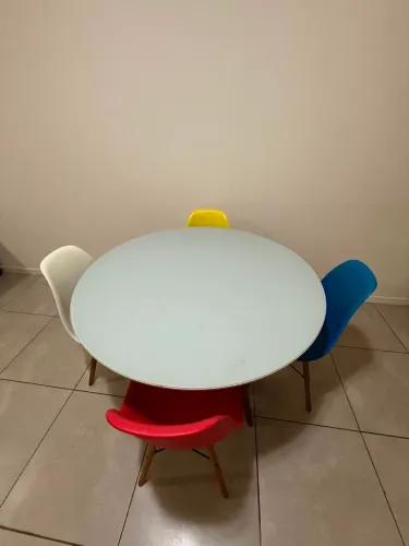 Mesa com 4 cadeiras