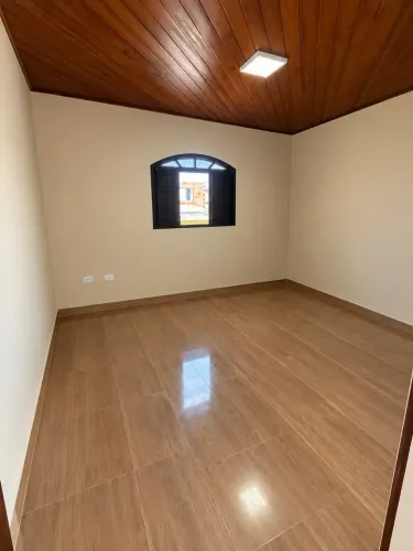 Casa para Locação no Perracini com garagem em Poá