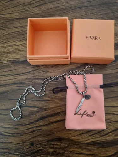 Corrente e pingente triedro Vivara masculino.