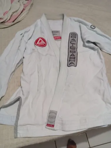 Kimono Jiu-Jitsu Gracie Barra Branco A2 + Faixa Azul A3 Nova