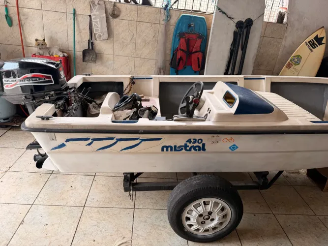 Lancha Mistral 430 + Motor Mariner 30 HP + Carretinha