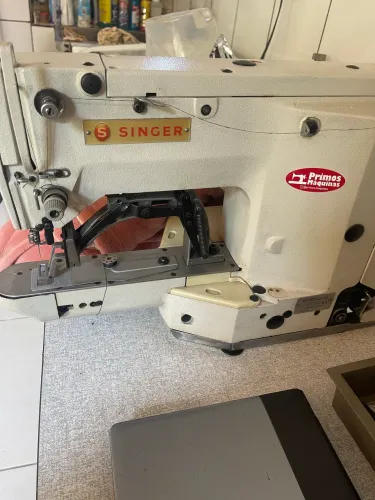 Máquina de costura travet singer semi nova , motor silencioso.