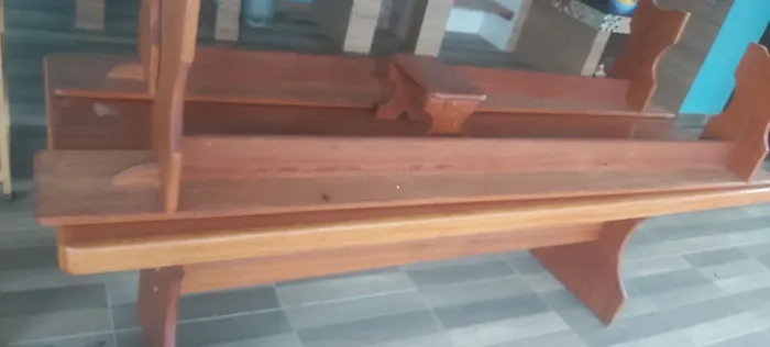Vendo mesa de angelim com dois bancos em excelente estado .