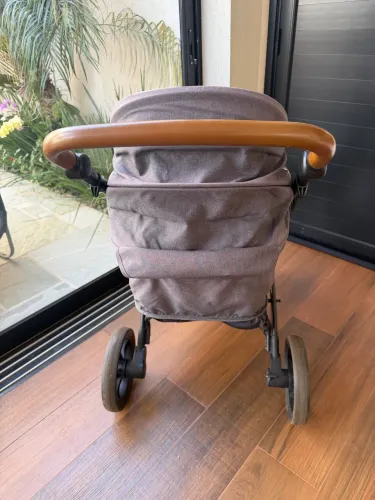 Carrinho kiddo com bebê conforto