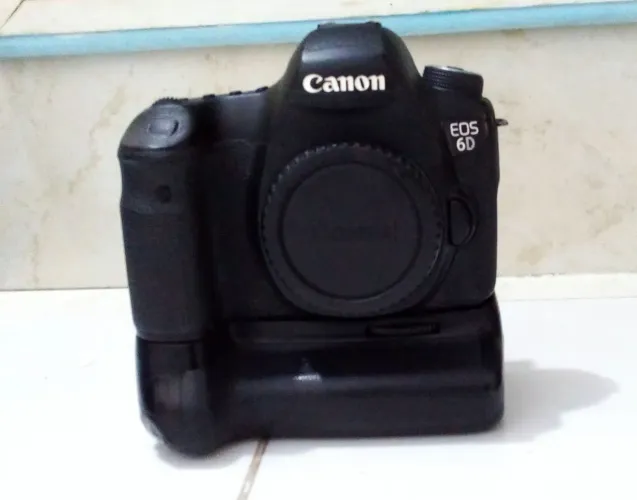 Camera Canon 6D Full Frame Top.