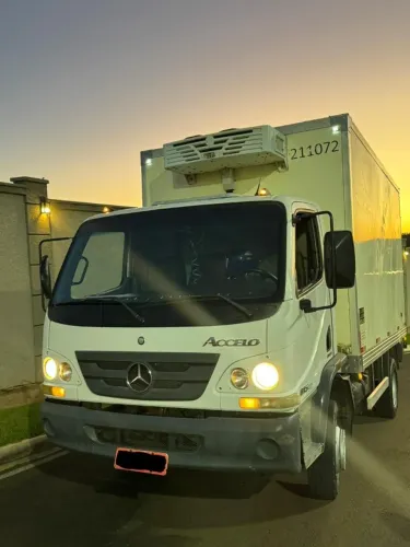 Caminhão Mercedes-Benz Accelo 815 - 2015/2016 - Baú Refrigerado