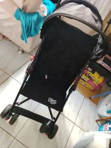 Troco carrinho de bebê novo, sem muito uso