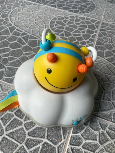 Este brinquedo interativo Skip Hop Explore & More Follow Bee