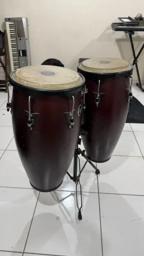 PAR DE CONGAS LP LATIN PERCUSSION COM SUPORTE - PERCUSSÃO PROFISSIONAL