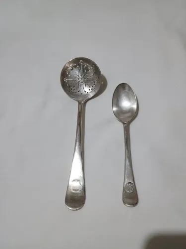 1 colher vazada e 1 colher de chá HUTTON - SHEFFIELD banhadas em prata 90.