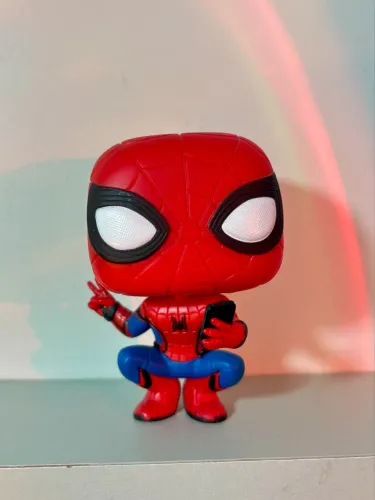 Funko Pop Spider-Man #468 - Homem-Aranha Far From Home com Caixa