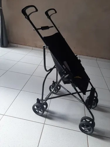 Carrinho bebê guarda chuva