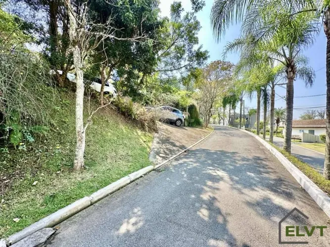 Casa de Condomínio com 4 Quartos (3 Suítes) e Terreno de 1.000m² em Carapicuíba