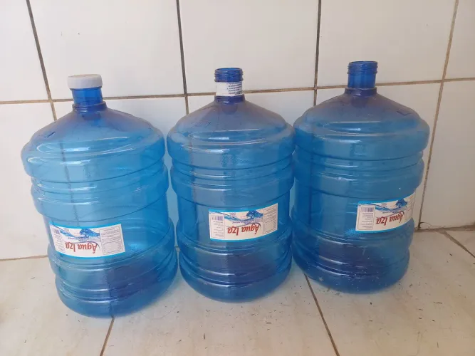 Vendo 3 galões de água 20lt azul tradicional 75 reais os 3