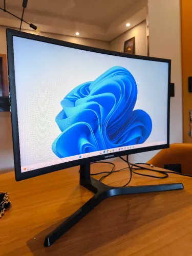 Monitor Gamer Curvo Samsung Full HD 144Hz
