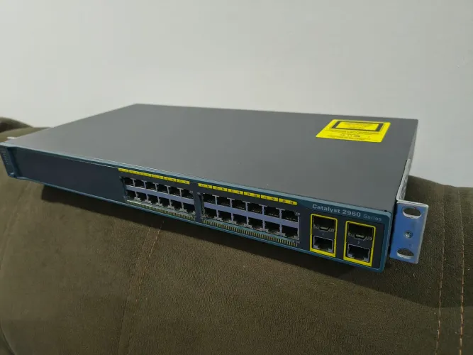 Switch cisco catalyst 2960 ws-c2960-24PC-L 24 portas gigabit POE gerenciável <br><br>